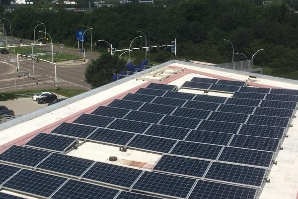 Zonnepanelen plaatsen op een plat dak: bezint eer ge begint